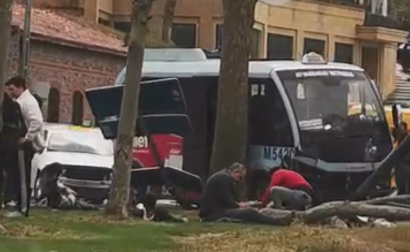 Beyoğlu'nda dolmuş bariyerlere çarptı