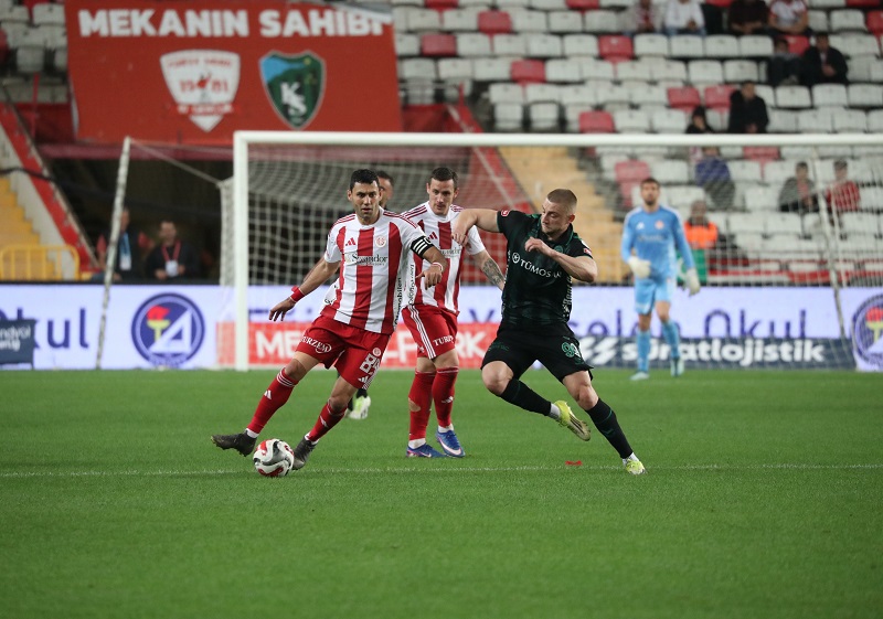 Konyaspor Antalya'da kazandı