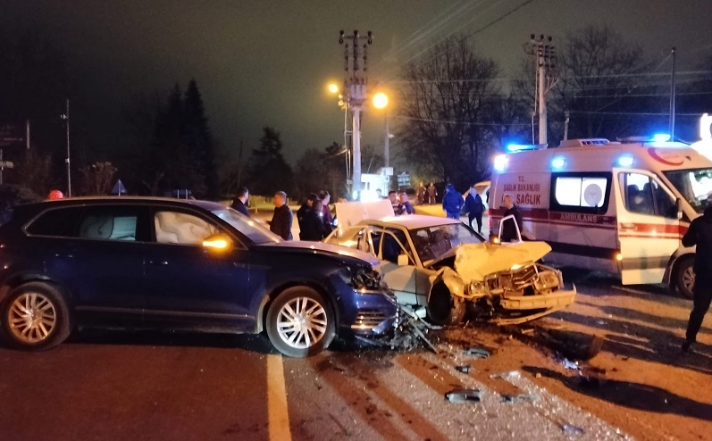 Yola çıkan otomobile başka bir otomobili çarptı