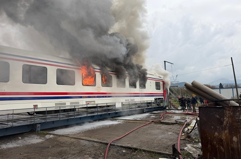 Tesiste üretilen vagon yandı