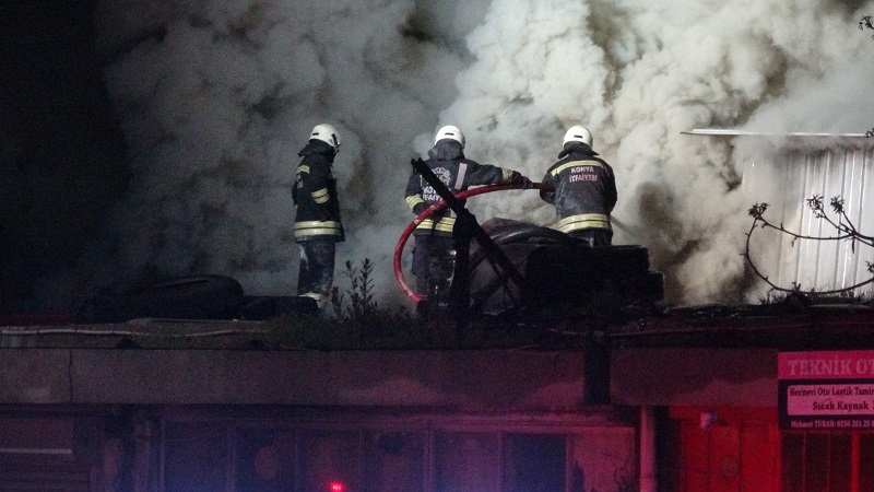 Oto elektrikçi dükkanında yangın