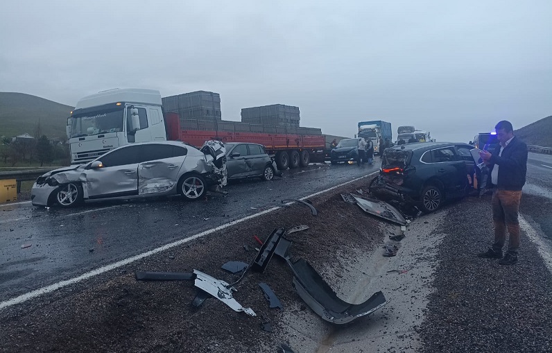 Yolcu otobüsü 10 araca çarparak durabildi