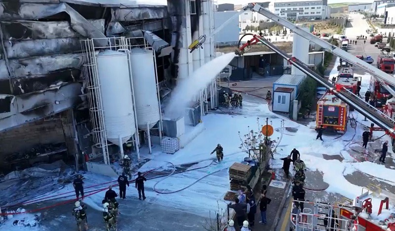 Ankara'da boya fabrikasında yangın