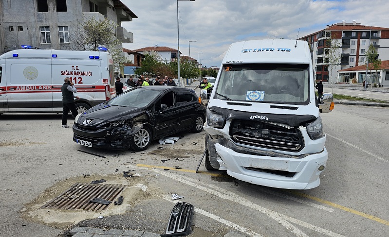 Servis minibüsü otomobille çarpıştı: 10 yaralı