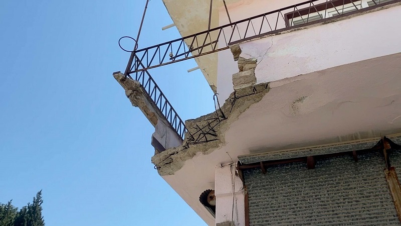 Evin balkonu çöktü