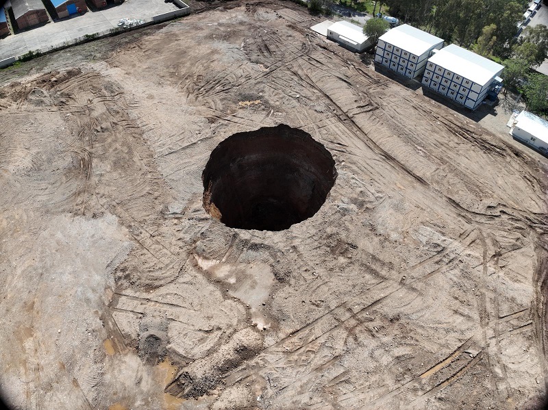 Hatay'da 35 metre çapında obruk oluştu