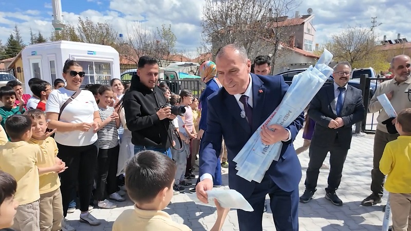 Okullarda uçurtma dağıtıldı