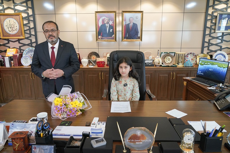 Rektörlük koltuğu minik sahibini ağırladı