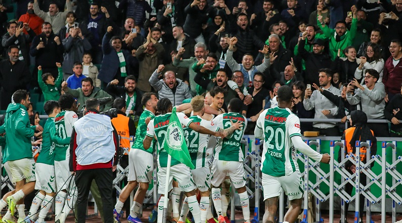 Şarkının bestecisi dava açtı!