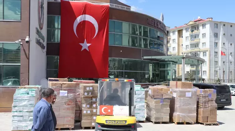 İran’a 6 yardım TIR’ı daha gönderildi