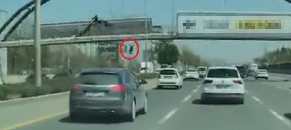 Afiş asarken üst geçitten düştü