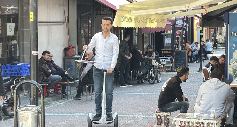 Hoverboard ile çay servisi
