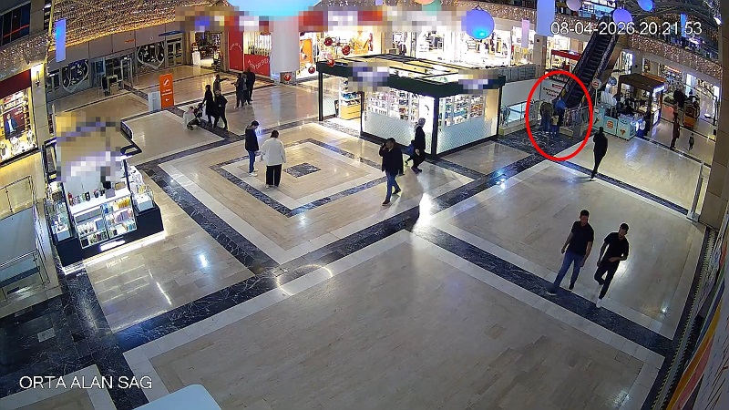 Yürüyen merdivene eli sıkıştı