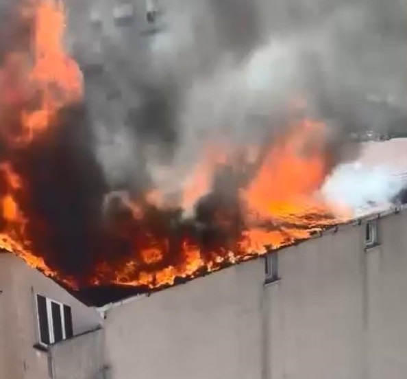 5 katlı binanın çatısı alev alev yandı