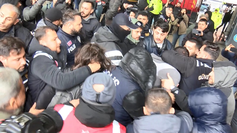İzinsiz gösteriye polis müdahale etti