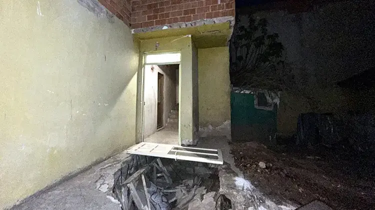 Evin girişindeki beton zemin çöktü