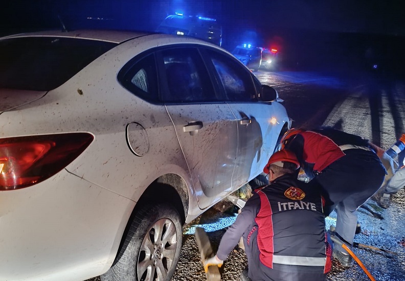 Otomobil koyun sürüsüne çarptı