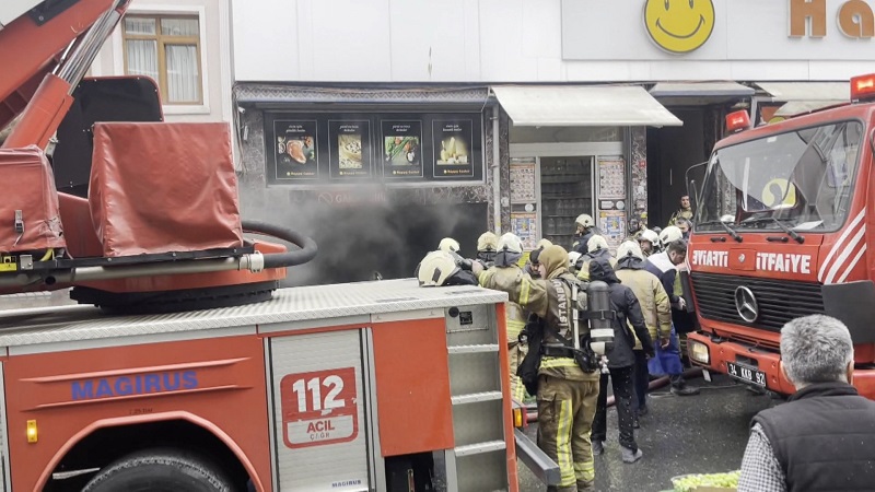Fatih'te market deposunda yangın