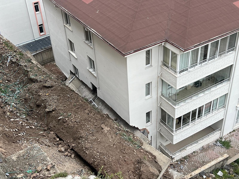 4 katlı binanın 8 dairesi tahliye edildi