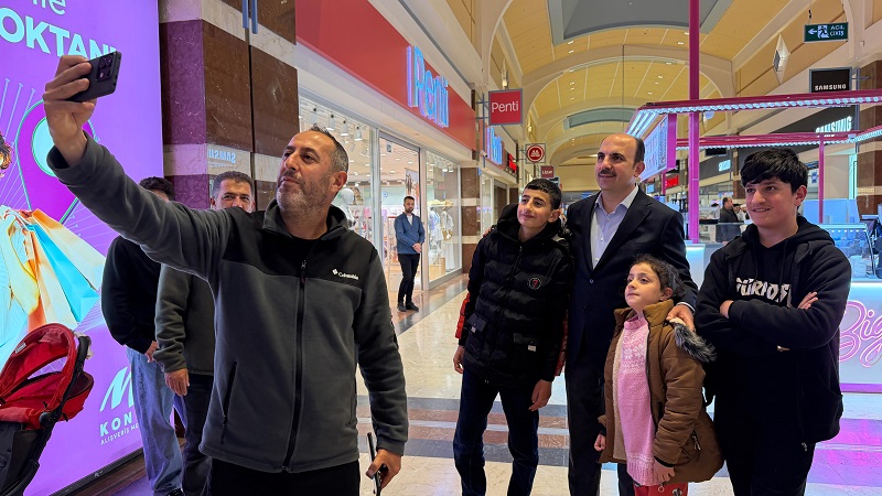 Altay AVM'de vatandaşlarla bir araya geldi