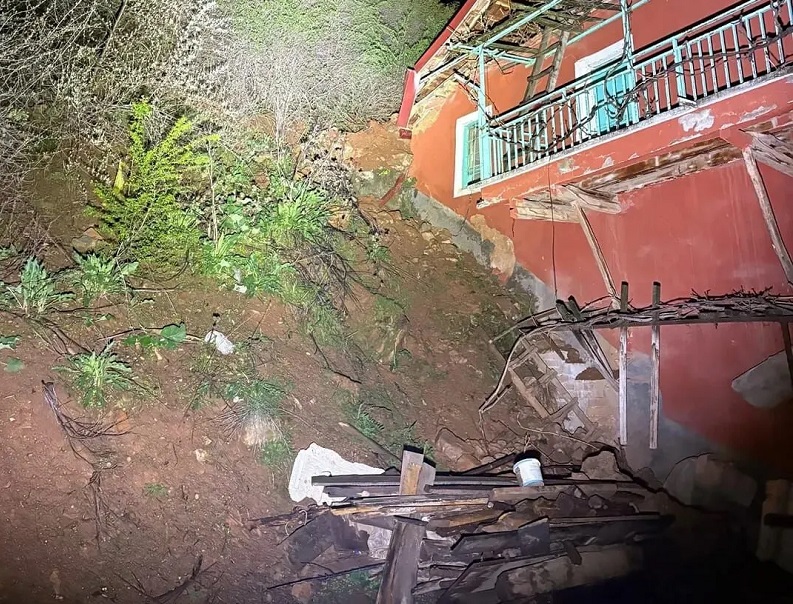 Doğanhisar'da toprak kayması
