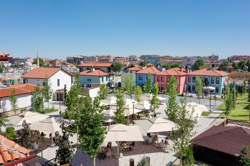 Şehrin yeni buluşma noktası kapılarını açtı