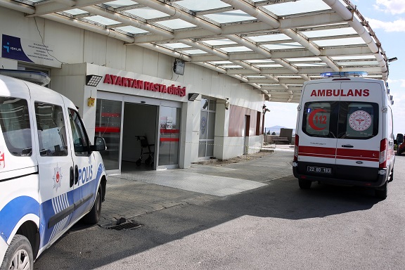 Tartıştığı kadını bıçakla yaraladı