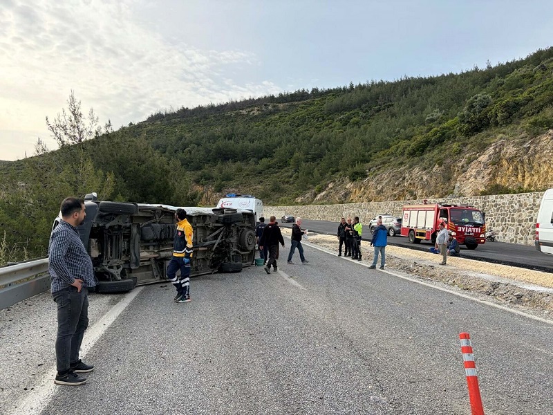 Otomobil ile minibüs çarpıştı: 12 yaralı
