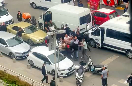 Yol verme tartışmasında kuryeyi dövdüler