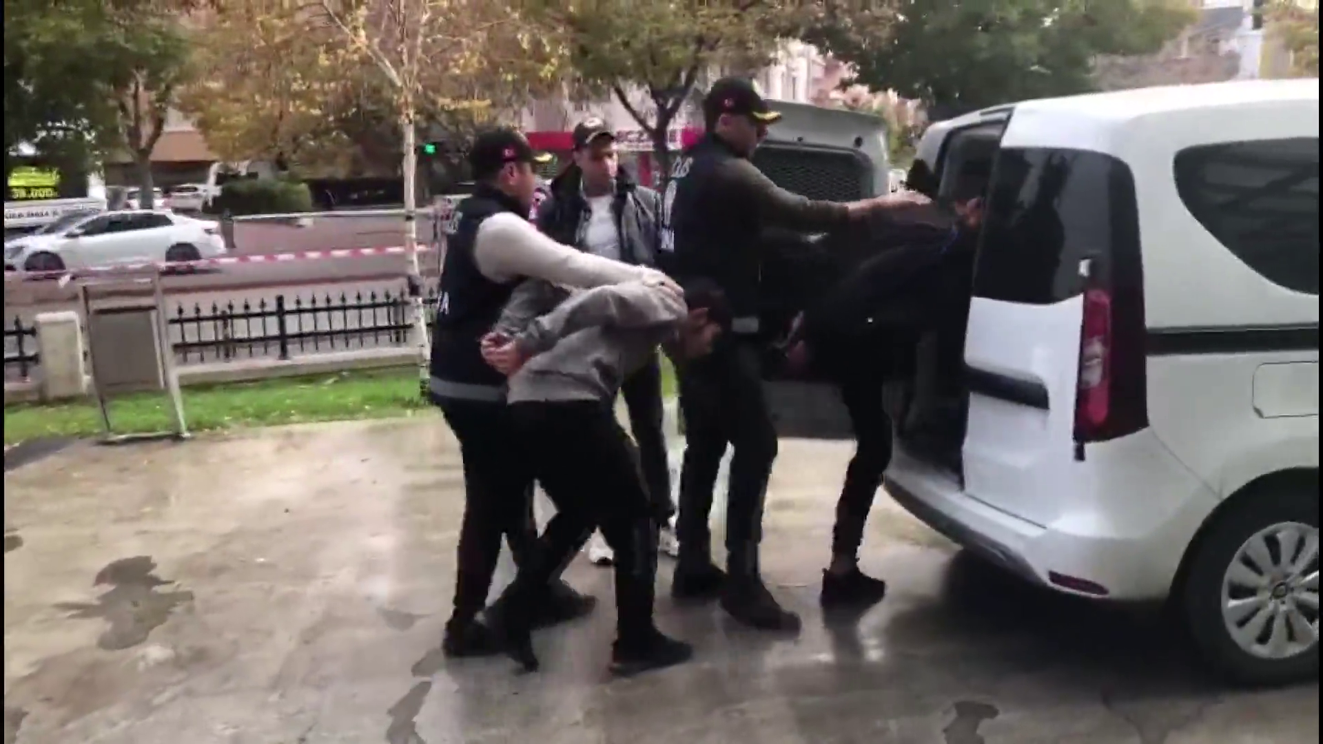 Suç makineleri polisin şafak operasyonuyla yakalandı