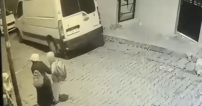 8 yaşındaki çocuk sokakta elektrik akımına kapıldı