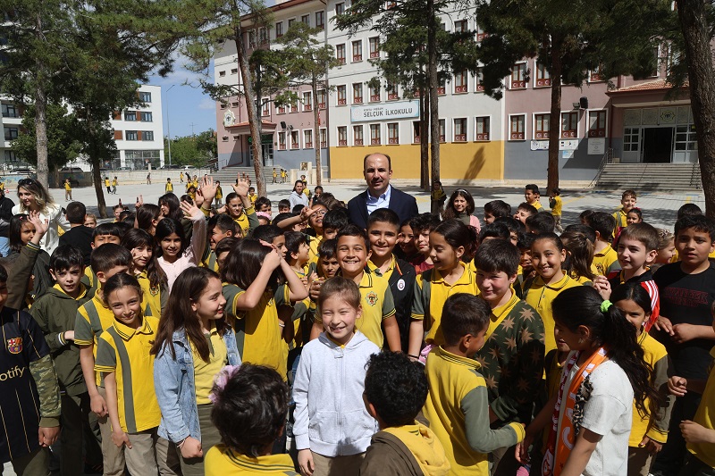 Mezun olduğu okulda öğrencilerle buluştu