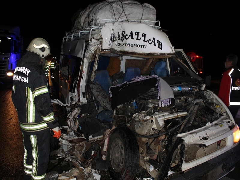 Minibüs tıra çarptı