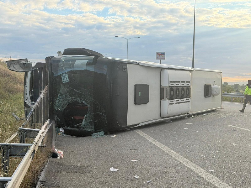 Yolcu otobüsü refüje çarpıp devrildi
