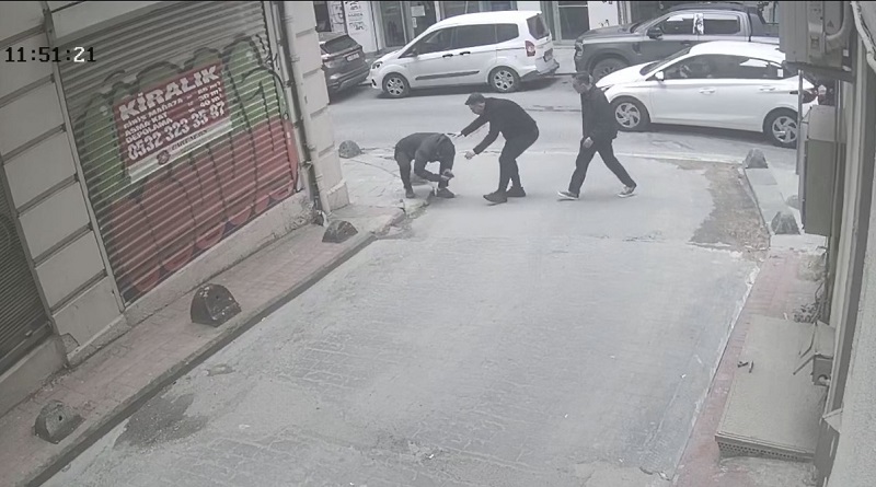 Kaldırımda yürürken başına cam düştü