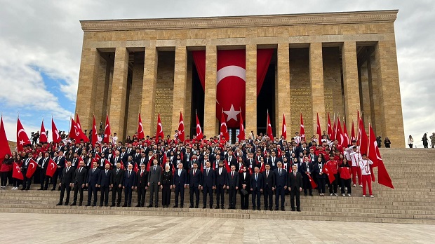 Bakan Bak gençler ve sporcularla birlikte Anıtkabir'i ziyaret etti