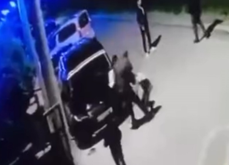 Oğlunun kavga ettiği çocuğu dövdü