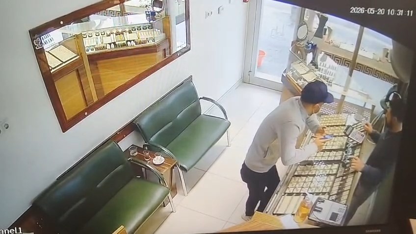 'Eşime alacağım' diyerek baktığı yüzüğü çaldı