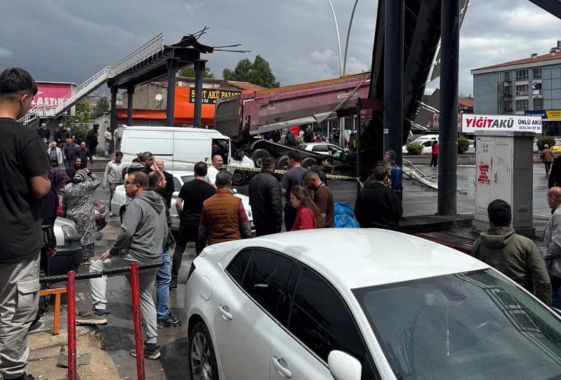 Damperi açık kalan kamyon üst geçide çarptı