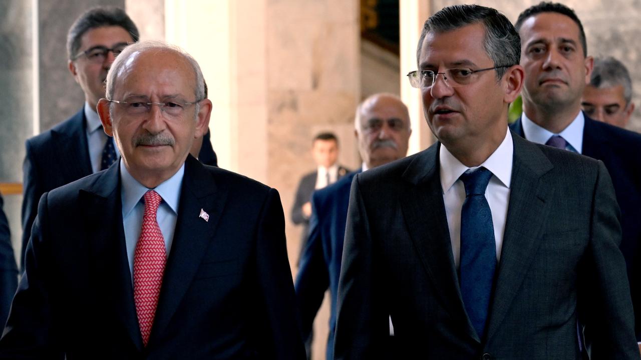 Özgür Özel grup başkanı seçildi