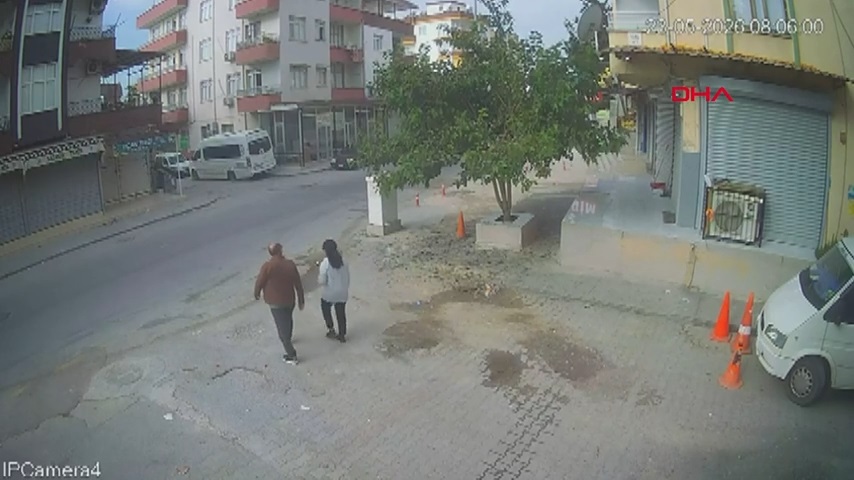 Yakınına el sallarken otomobil çarptı