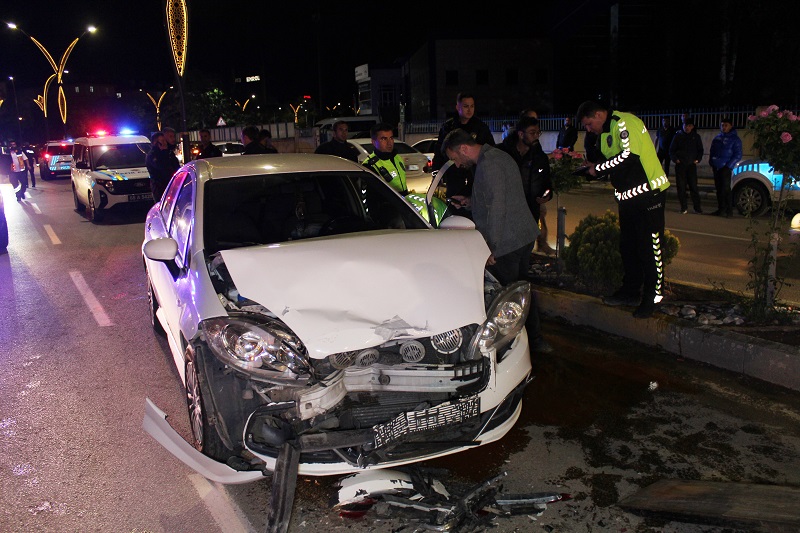 Aynı yöne giden otomobiller çarpıştı