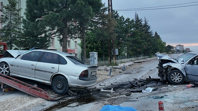 Niğde’de otomobiller çarpıştı: 2 ölü, 2 yaralı