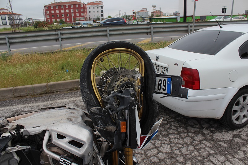 Otomobille motosiklet kafa kafaya çarpıştı