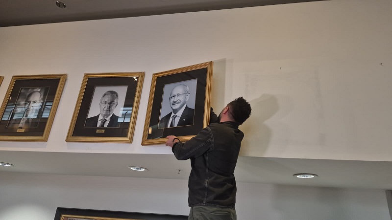 Kılıçdaoğlu'nun fotoğrafı genel merkeze tekrar asıldı
