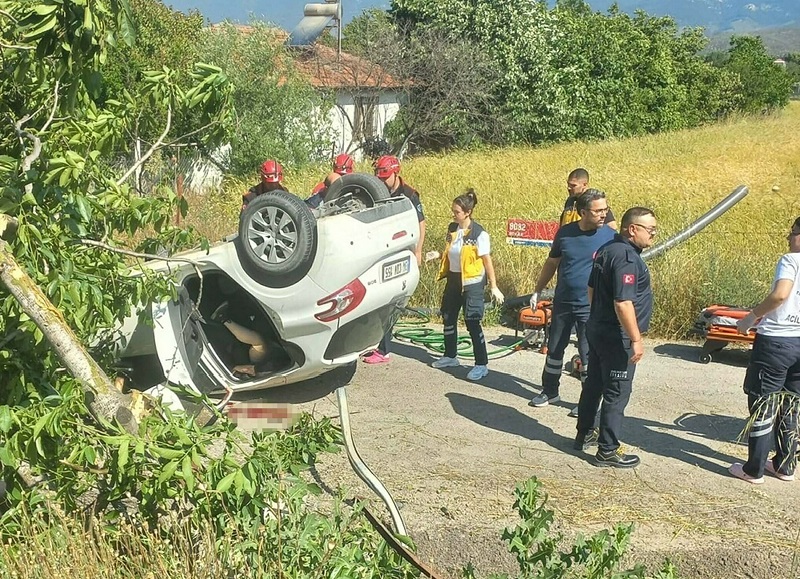 Balıkesir'de otomobil takla attı
