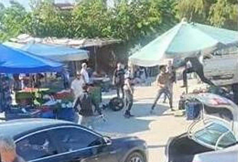 Foça'da pazarcıların kavgası; 7 gözaltı