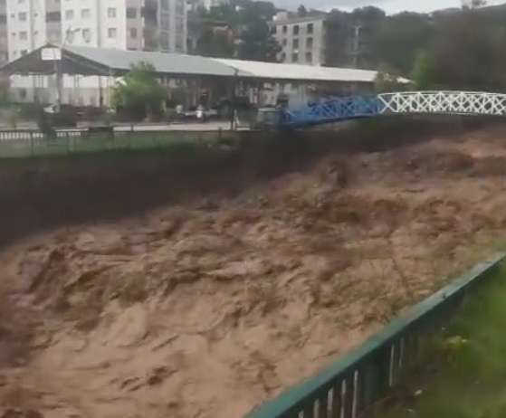 Doğu Akdeniz'de sağanak; caddeleri su bastı