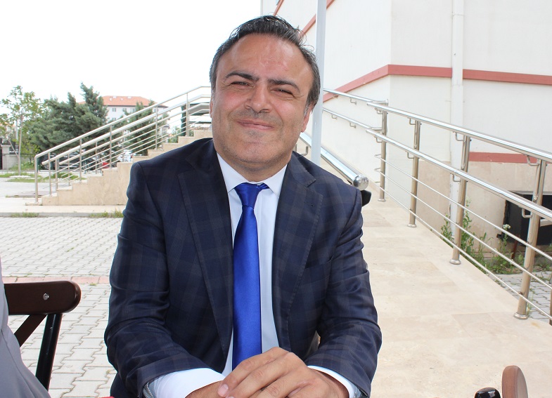 Azmiyle müdürlüğe kadar yükseldi