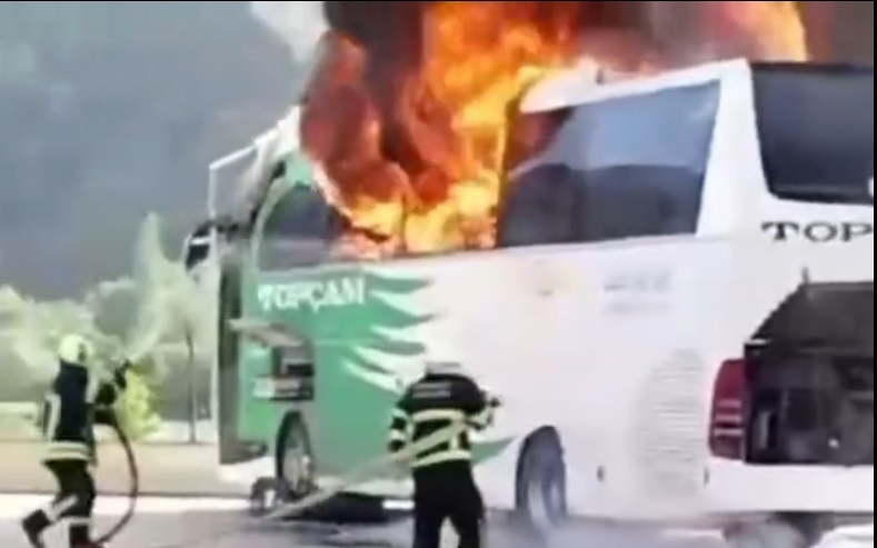 Yolcu otobüsü alev alev yandı